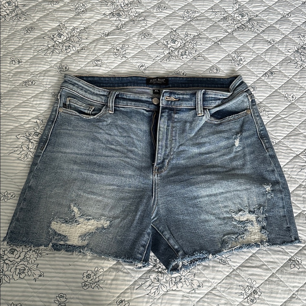 Judy Blue Light Wash Denim Shorts - Picture 3 of 5